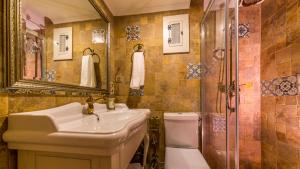 y baño con lavabo, ducha y aseo. en Kahveci Alibey Luxury Concept, en Marmaris