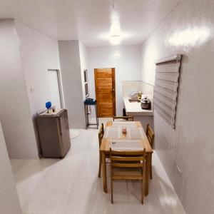 Sampongdebzyph lovely home的一间带桌子和小冰箱的小厨房