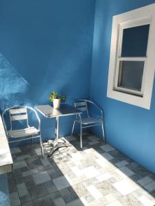 Sampongdebzyph lovely home的蓝色的客房配有桌子和两把椅子 更多11张照片