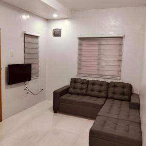 Sampongdebzyph lovely home的配有沙发和平板电视的客厅