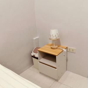 Sampongdebzyph lovely home的马桶旁边有一张带灯的小桌子
