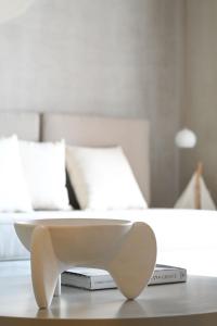 Postel nebo postele na pokoji v ubytování Pefki Luxury Suites