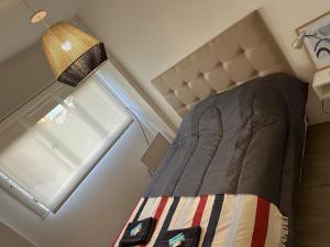 a bedroom with a bed and a window at Depto céntrico Bahia Blanca in Bahía Blanca