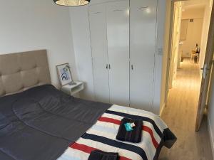 a bedroom with a bed and white cabinets at Depto céntrico Bahia Blanca in Bahía Blanca