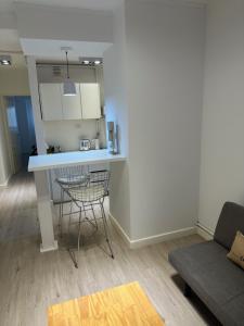 a kitchen and living room with a counter and chairs at Depto céntrico Bahia Blanca in Bahía Blanca
