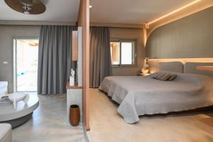 Postel nebo postele na pokoji v ubytování Pefki Luxury Suites