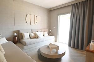 Postel nebo postele na pokoji v ubytování Pefki Luxury Suites