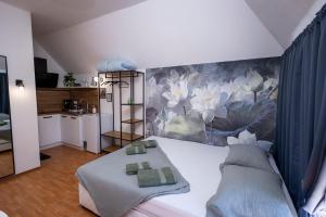 スタラ・ザゴラにあるСтудио Водни Лилииの花の壁のベッドルーム1室(白いベッド1台付)