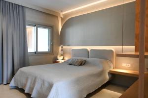 Postel nebo postele na pokoji v ubytování Pefki Luxury Suites