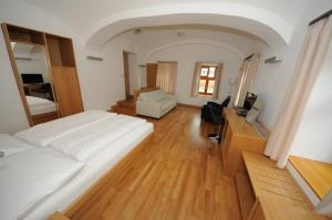 Posteľ alebo postele v izbe v ubytovaní Gizella Hotel and Restaurant