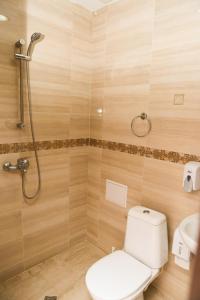 La salle de bains est pourvue d'une douche et de toilettes. dans l'établissement Hotel Ida, à Kardjali