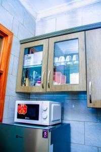 Η κουζίνα ή μικρή κουζίνα στο KWETU AIRPORT Residences&Suites