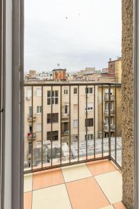 widok z okna budynku w obiekcie Adorable and Charming 2BR in City Center, Astoria w Budapeszcie