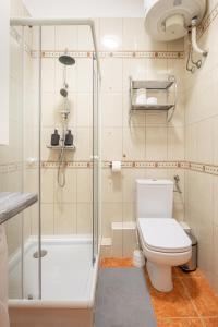 łazienka z toaletą i prysznicem w obiekcie Adorable and Charming 2BR in City Center, Astoria w Budapeszcie +20 zdjęć