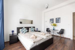 sypialnia z łóżkiem, stołem i krzesłami w obiekcie Adorable and Charming 2BR in City Center, Astoria w Budapeszcie