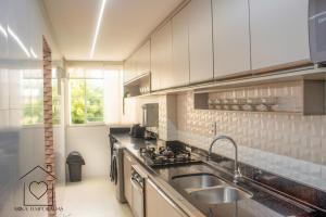 Kuchyň nebo kuchyňský kout v ubytování Apt Moderno Próximo da Praia de Atalaia