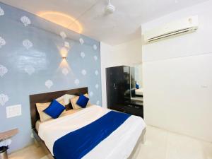 Postel nebo postele na pokoji v ubytování Hotel Jasmine Paldi Ahmedabad + 34 fotografií