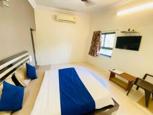 Voodi või voodid majutusasutuse Hotel Jasmine Paldi Ahmedabad toas