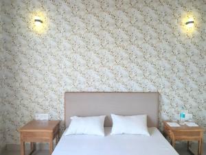 Postel nebo postele na pokoji v ubytování Qila Hotel