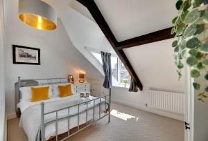 Ένα ή περισσότερα κρεβάτια σε δωμάτιο στο Percy Apartments - By Week2Week