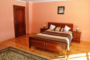 
Łóżko lub łóżka w pokoju w obiekcie Willa Leśna Polana
