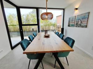 une salle à manger avec une table et des chaises en bois dans l'établissement Villa Alcudia - Ferienhaus auf Mallorca mit Pool für bis zu 7 Personen, à Alcúdia 17 autres photos