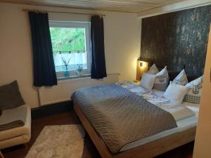 a bedroom with a large bed and a window at Huber's Lodge in Hainzenberg