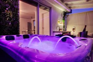 Φωτογραφία από το άλμπουμ του Central penthouse studio with Jacuzzi in Varkiza στη Βάρη