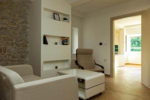 Posezení v ubytování Seafront Stone House Sajbel