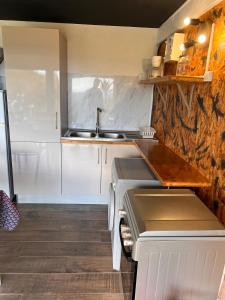 Nhà bếp/bếp nhỏ tại Le Petit Havre Appt Breathtaking sea view