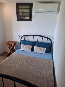 Giường trong phòng chung tại Le Petit Havre Appt Breathtaking sea view