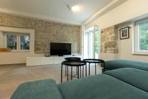 TV a/nebo společenská místnost v ubytování Seafront Stone House Sajbel