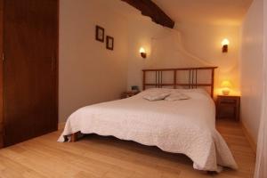 a bedroom with a large white bed in a room at Gite Guillot - hameau calme 8km de Jonzac in Nieul-le-Virouil