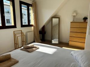 滨海布隆维尔Le Cottage D'Ilona的卧室里有一张白色的大床和一面镜子 更多4张照片