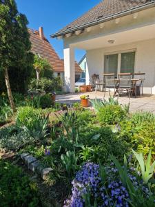a garden in front of a house with flowers at Kleine moderne Ferienwohnung in Tauscha