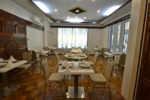 Un restaurante u otro lugar para comer en Serene Valley Hotel