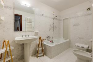 Koupelna v ubytování GuestHost - Elegant Three-Level Apartment + 16 fotografií