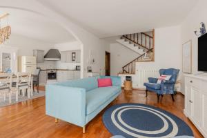 Posezení v ubytování GuestHost - Elegant Three-Level Apartment