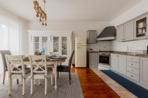 Kuchyň nebo kuchyňský kout v ubytování GuestHost - Elegant Three-Level Apartment