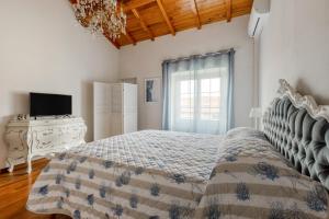 Postel nebo postele na pokoji v ubytování GuestHost - Elegant Three-Level Apartment