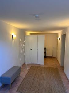 a living room with a bench and a closet at Wohnung Morgensonne in Basedow