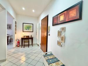 un pasillo con una habitación con una mesa y una puerta en Appartamento Pessola, en Parma