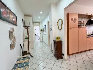 Habitación con un pasillo con: en Appartamento Pessola, en Parma 1 foto más
