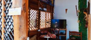 TV a/nebo společenská místnost v ubytování Cabaña Alojamiento Valhalla