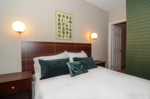Postel nebo postele na pokoji v ubytování Hotel Dorion
