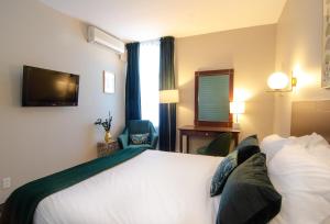 Postel nebo postele na pokoji v ubytování Hotel Dorion
