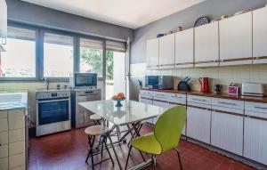 Kuchyň nebo kuchyňský kout v ubytování Gorgeous Home In Vallauris + 13 fotografií