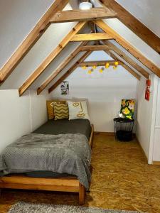 una camera da letto con letto in mansarda di Dandy's Blue Apartments a Setúbal