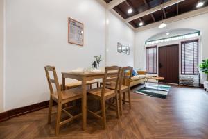 una sala da pranzo con tavolo e sedie in legno di Moondance House Chinatown a Bangkok Altre 46 foto