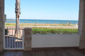ein Balkon mit Blick auf das Meer in der Unterkunft Els Vents primera línea playa Puçol in Playa de Mar